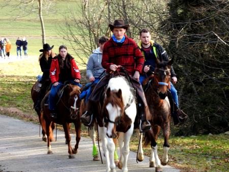 Skupina konjenikov pred Kmečkem turizmu Pri Mežnarju na Štefanji Gori 1